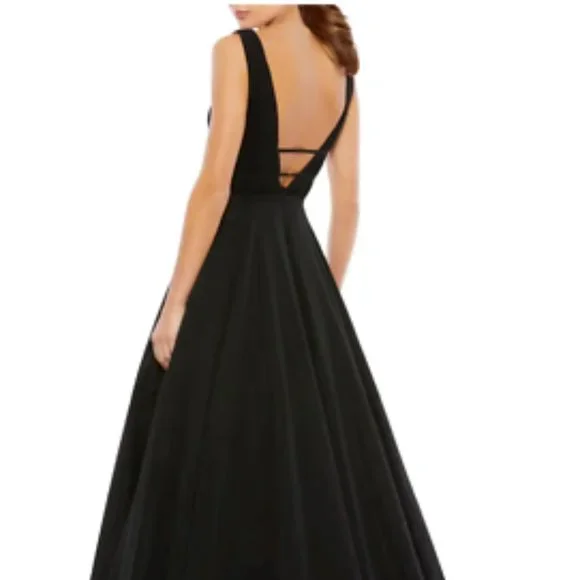 MAC DUGGAL PLUNGE NECK CHIFFON BLACK BALL-GOWN sz 2